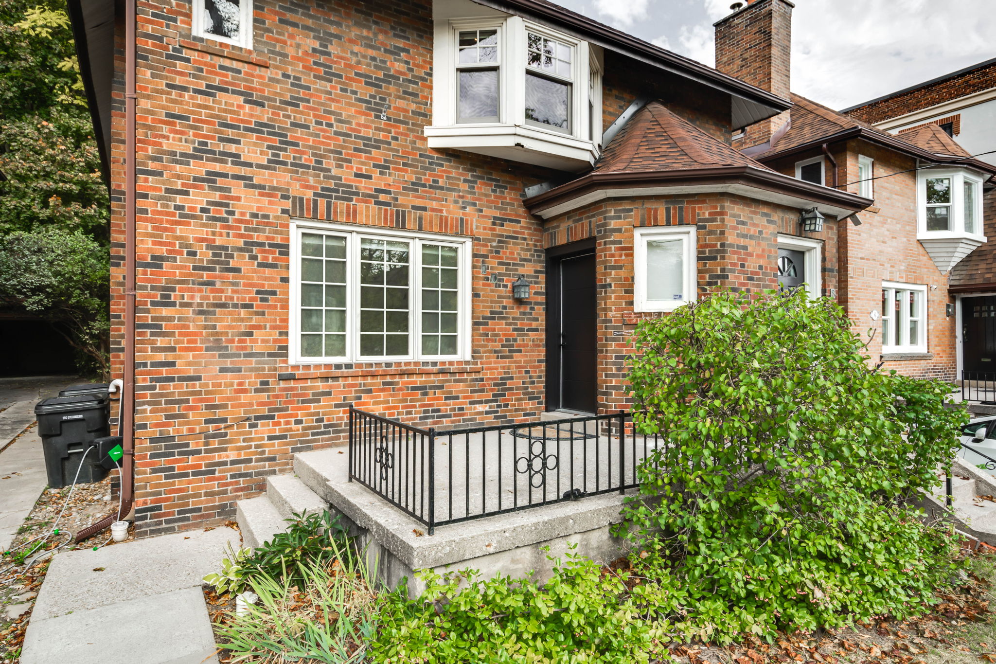 8 Poplar Plains Crescent Toronto, ON M4V 1E8