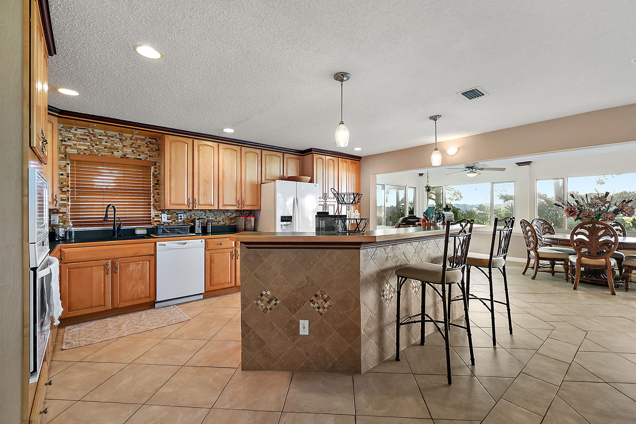 Kitchen - Breakfast Bar