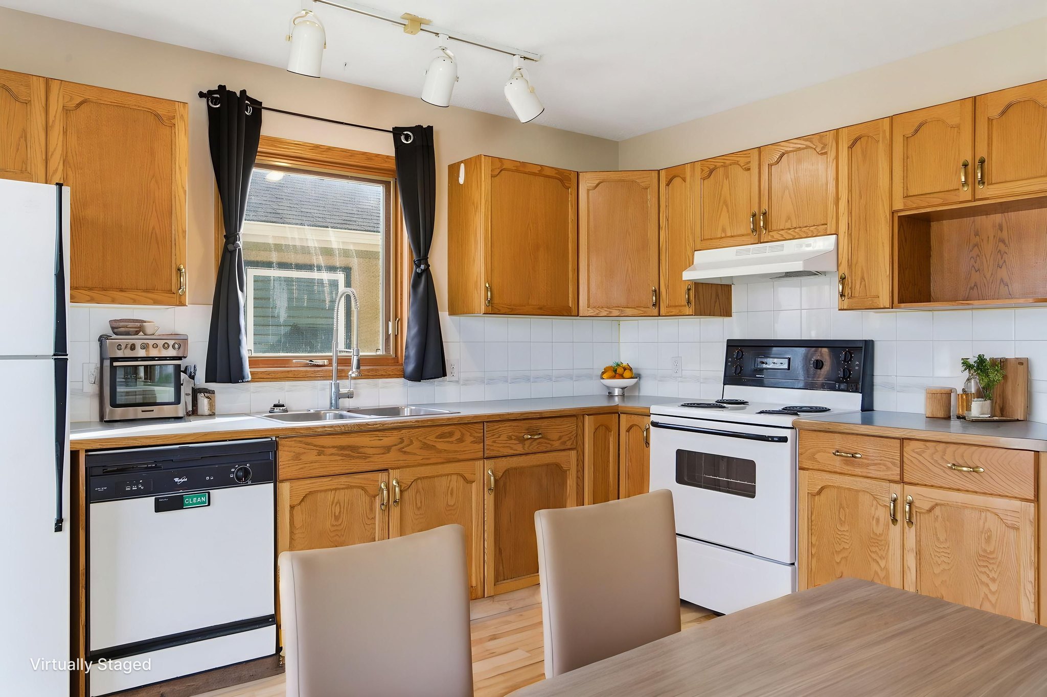 DSC09218 virtually staged.jpeg