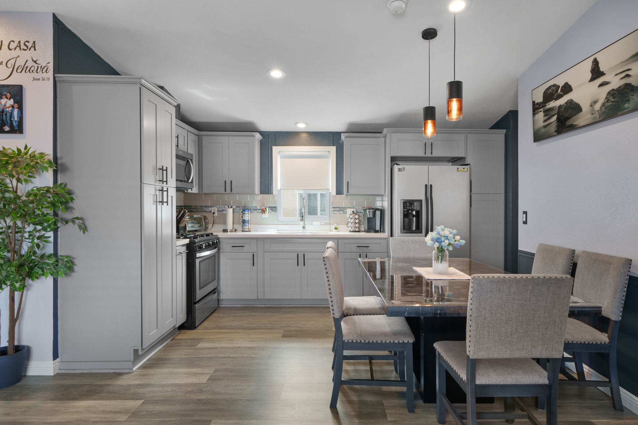 Kitchen/ Dining Combo