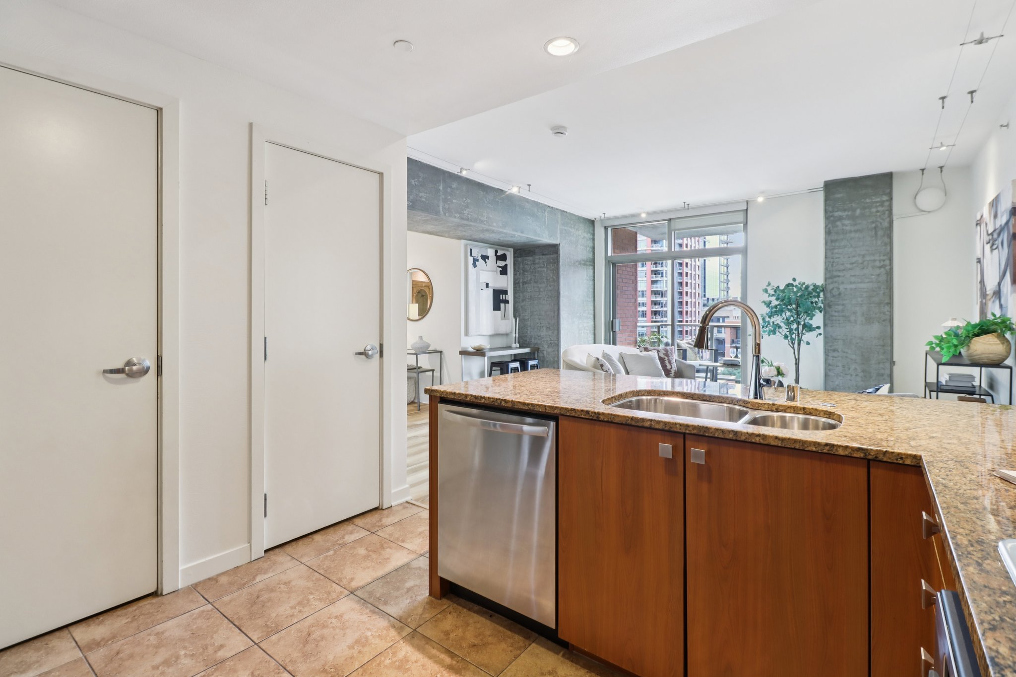 The Mark Ln 607-S0104-015.jpg