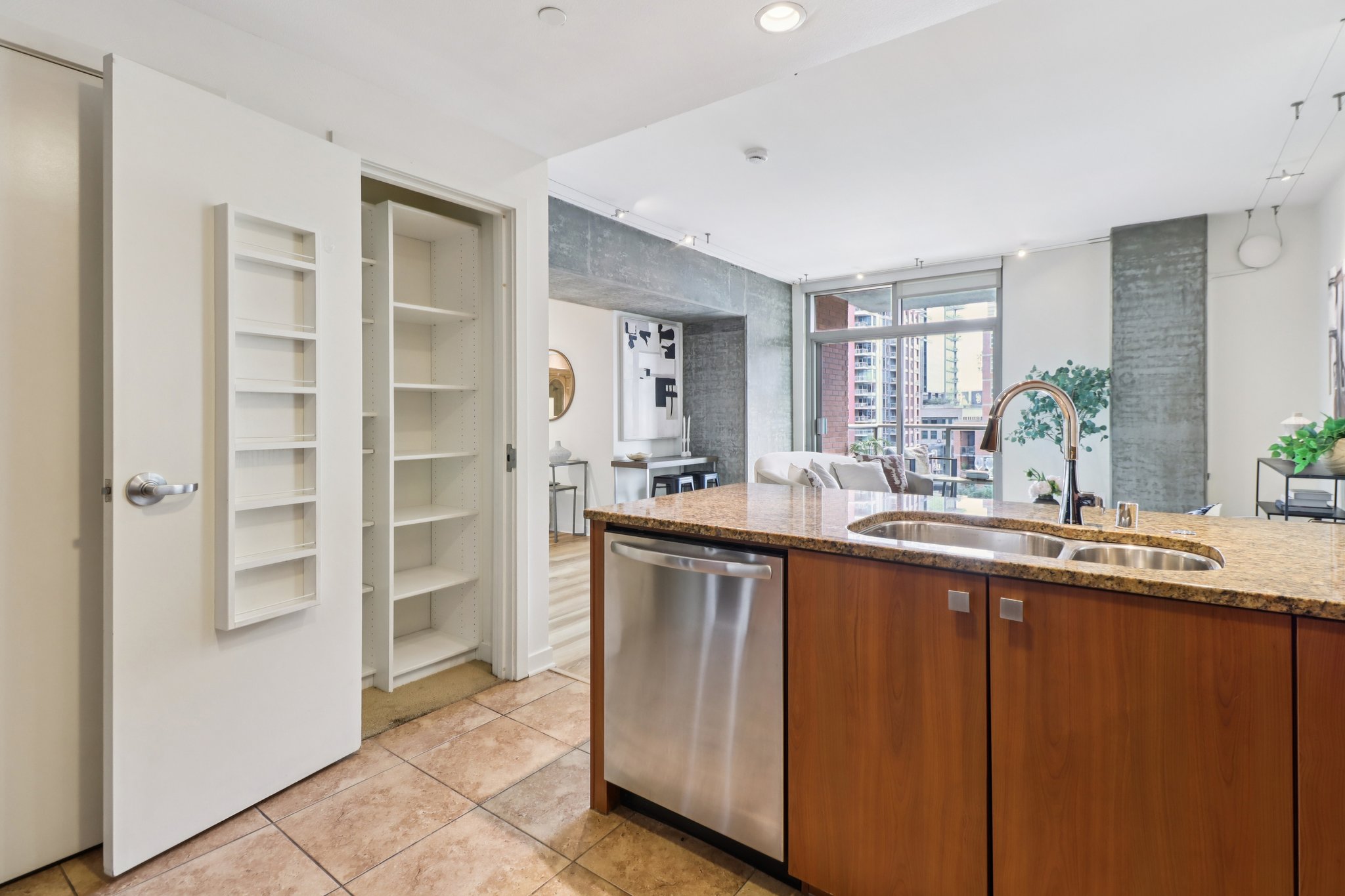 The Mark Ln 607-S0104-016.jpg