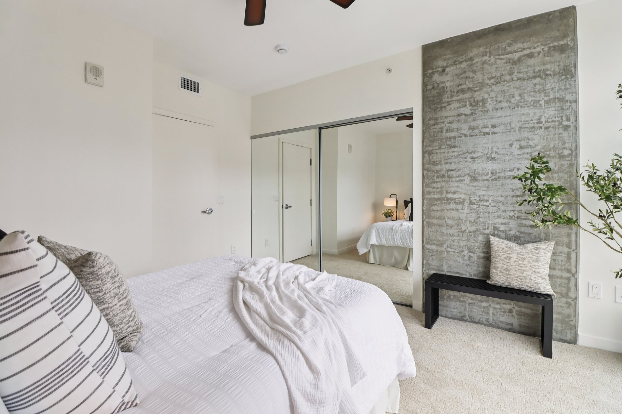 The Mark Ln 607-S0104-025.jpg