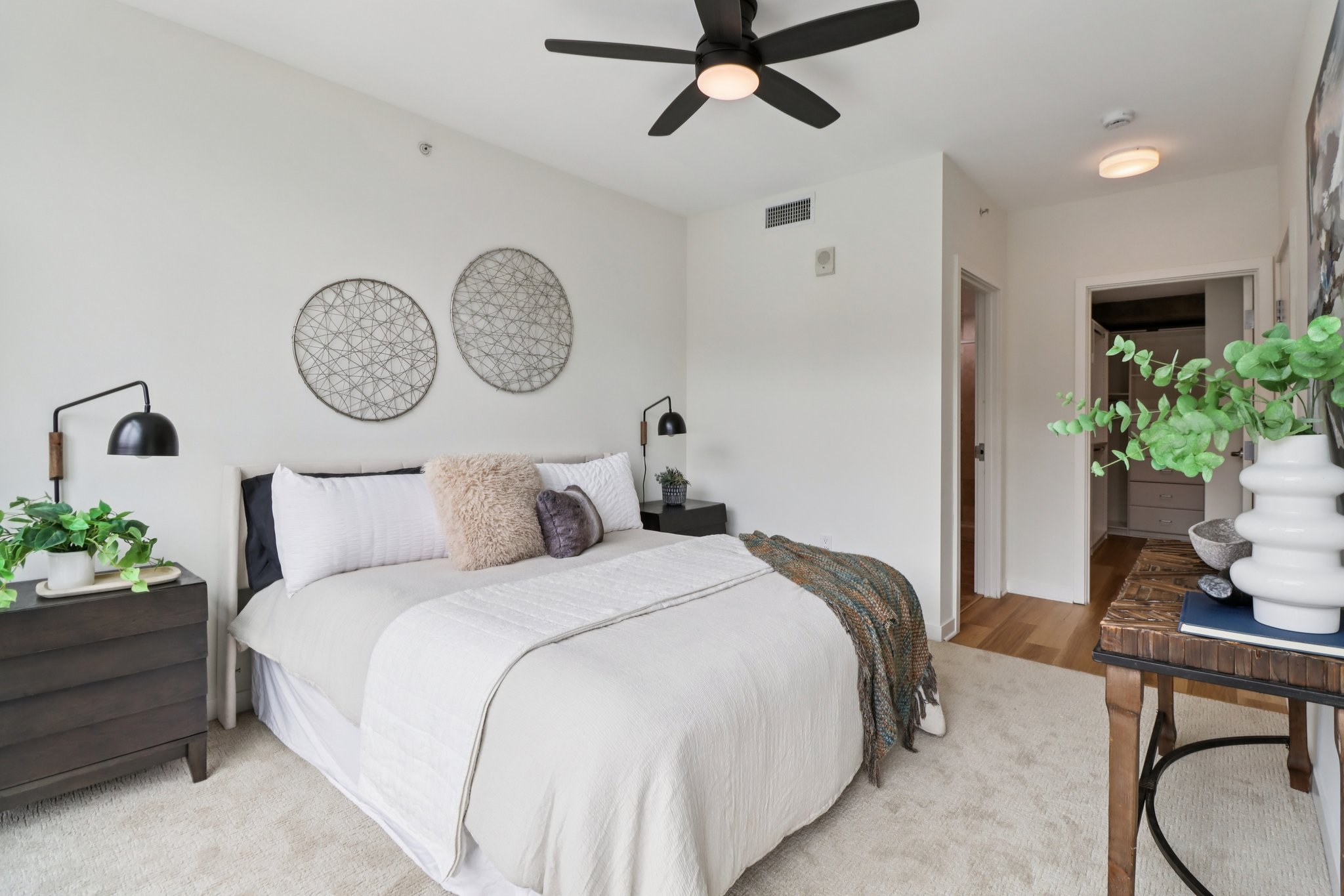 The Mark Ln 607-S0104-033.jpg