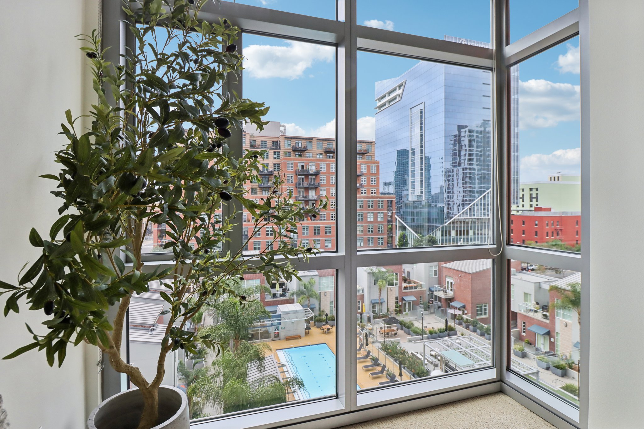 The Mark Ln 607-S0104-036.jpg