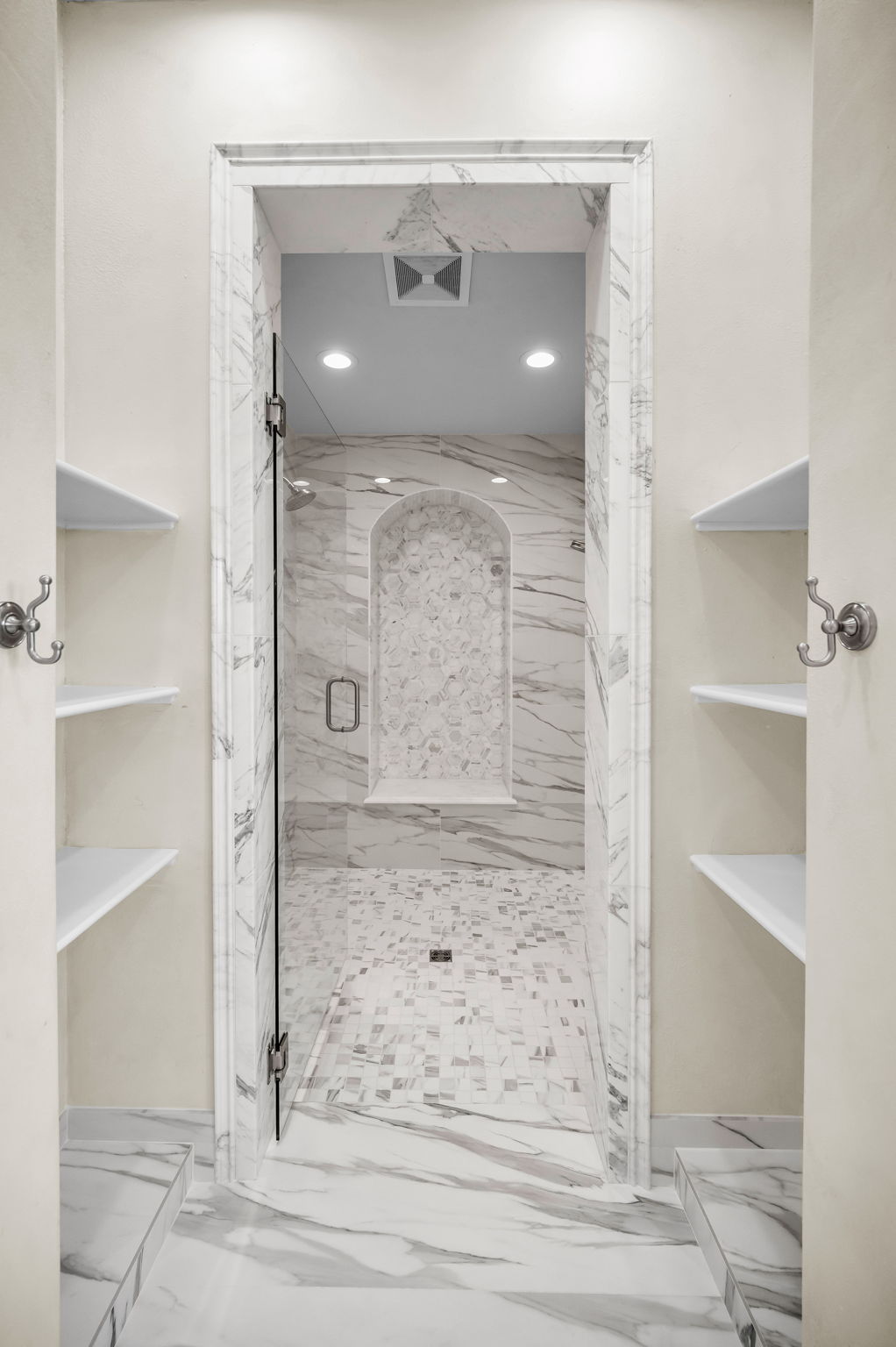 Upper Level Primary Bathroom1c