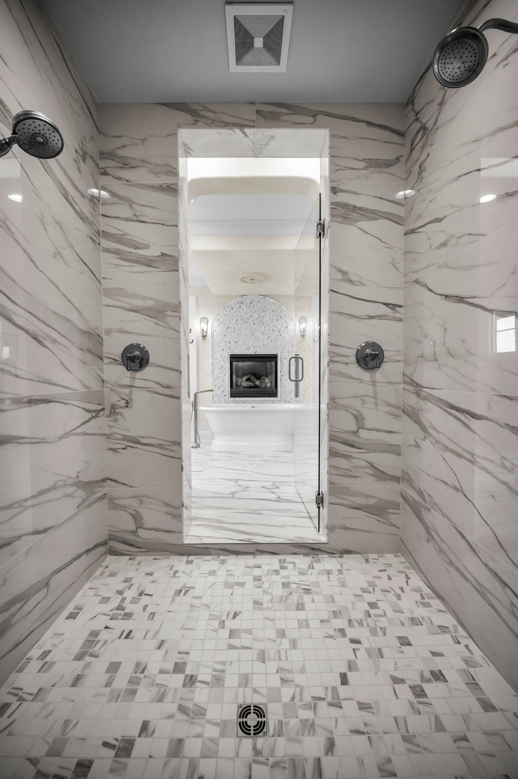 Upper Level Primary Bathroom1e