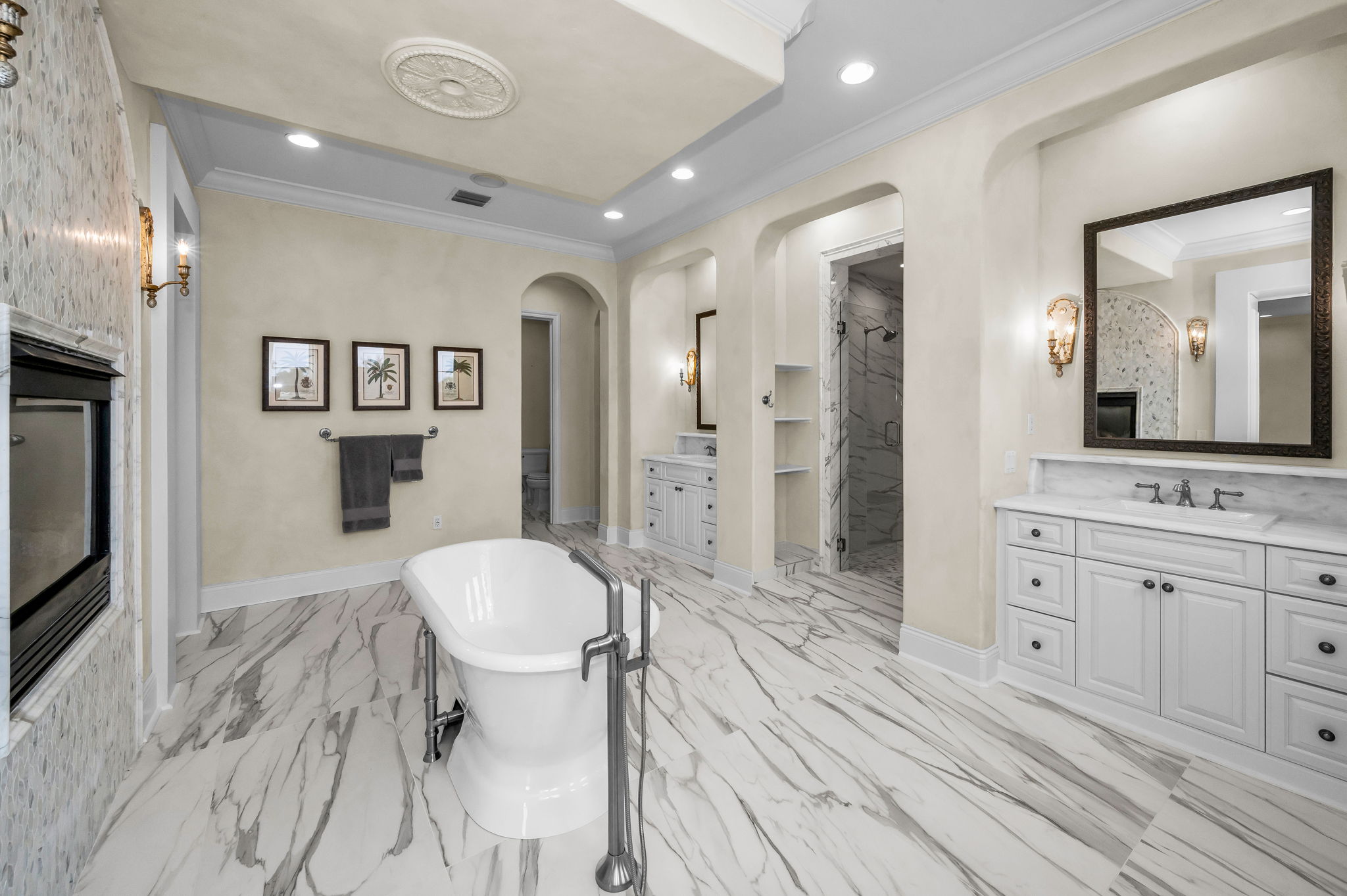 Upper Level Primary Bathroom1i