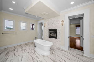 Upper Level Primary Bathroom1f