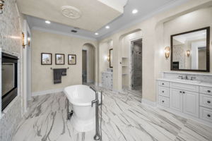 Upper Level Primary Bathroom1i