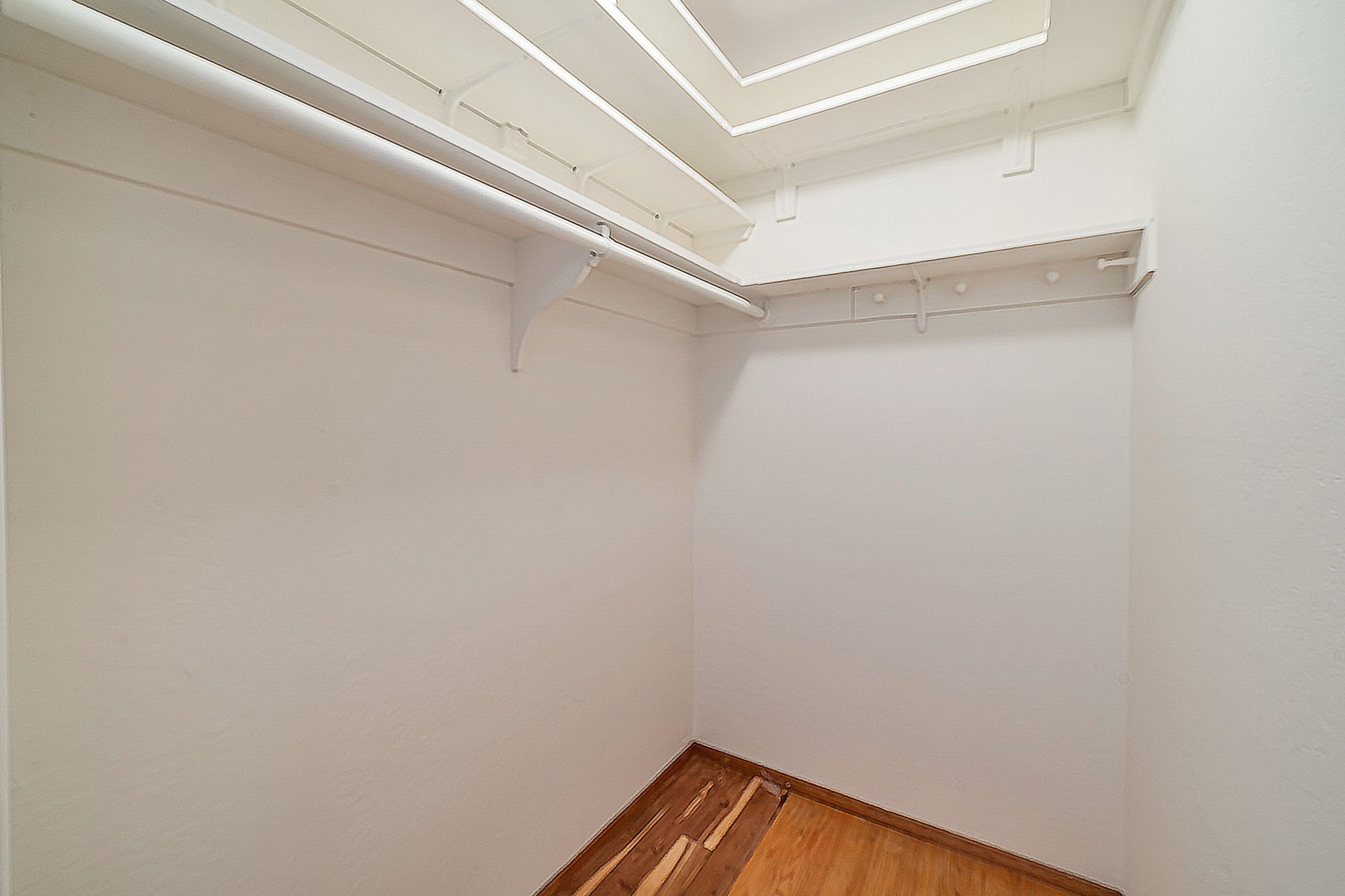 041_ 801 E Angela St_