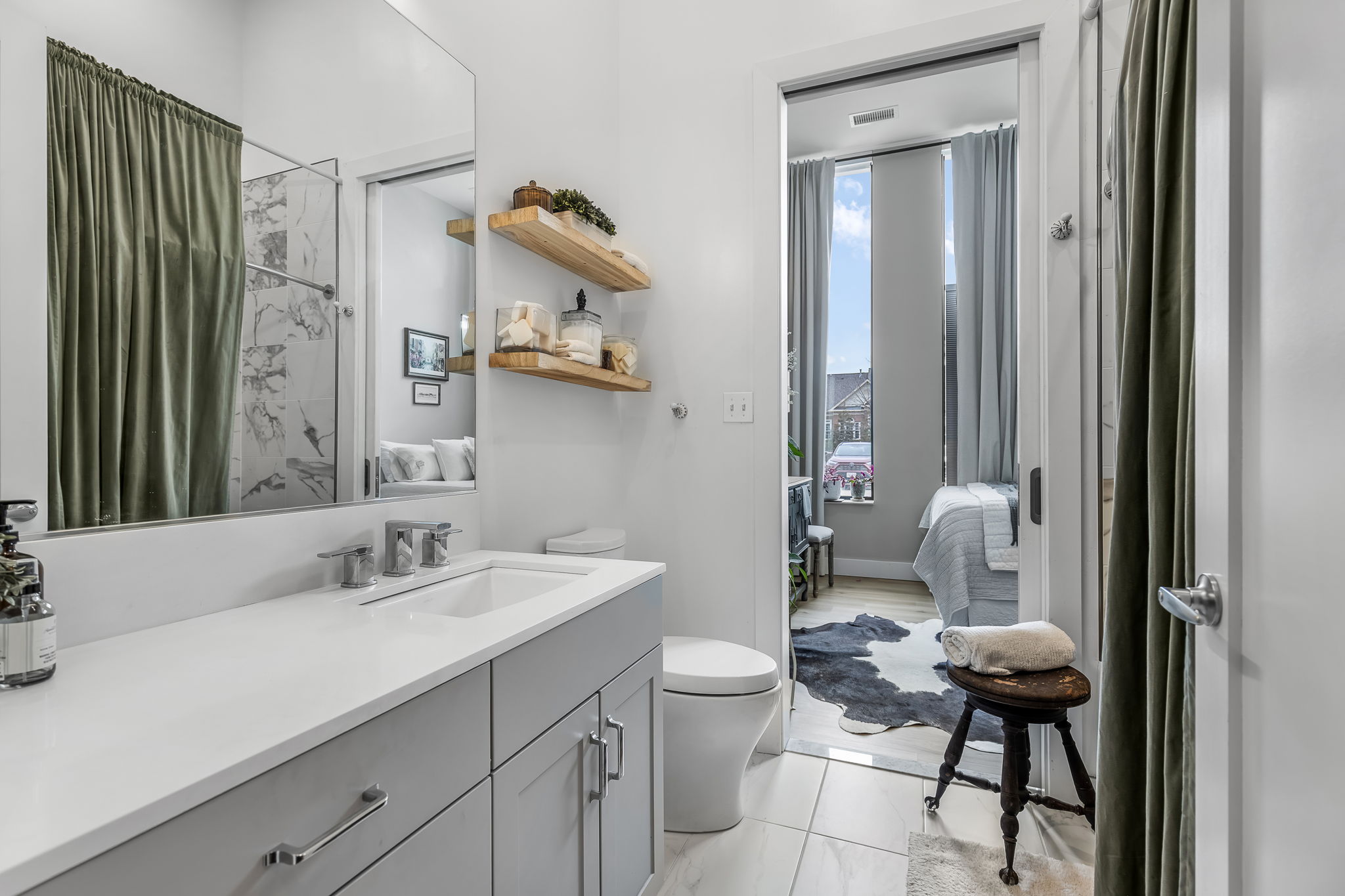 2nd full bathroom - floating shelves convey.