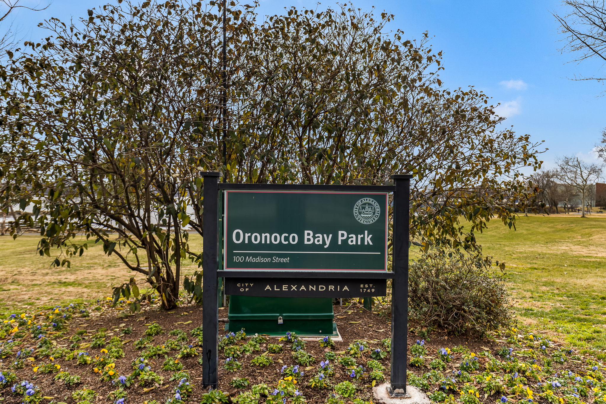 Surrounded by four nearby parks—Rivergate City Park, Montgomery Park, Oronoco Bay Park, and Alexandria City Park—this residence offers immediate access to green spaces, tennis courts, playgrounds, and miles of scenic trails.