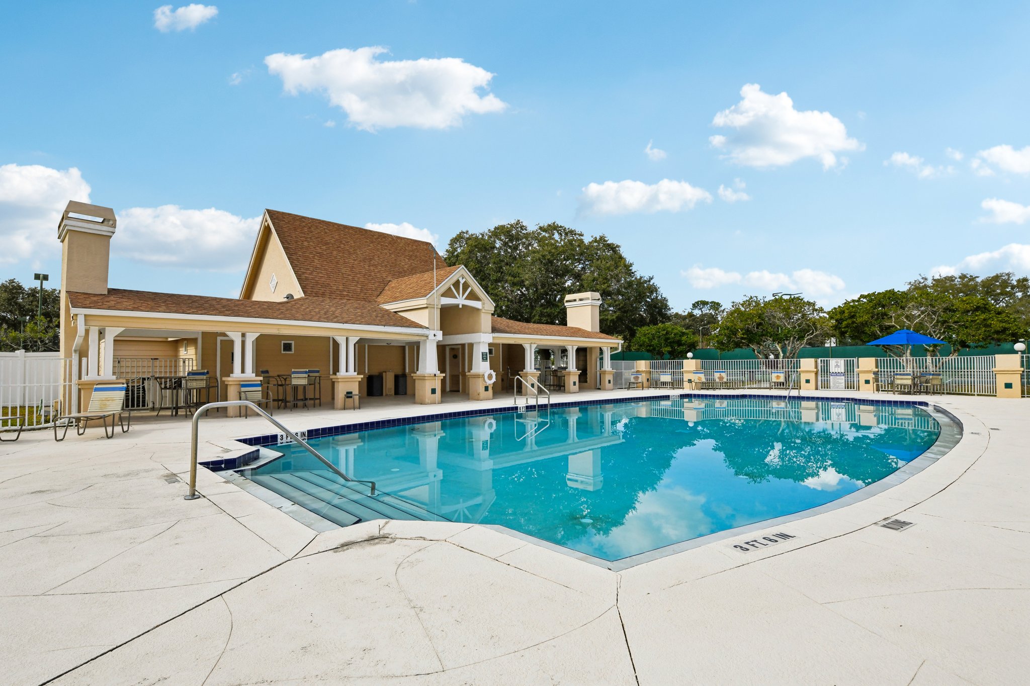 Pine Hollow Dr-2301-909.jpg