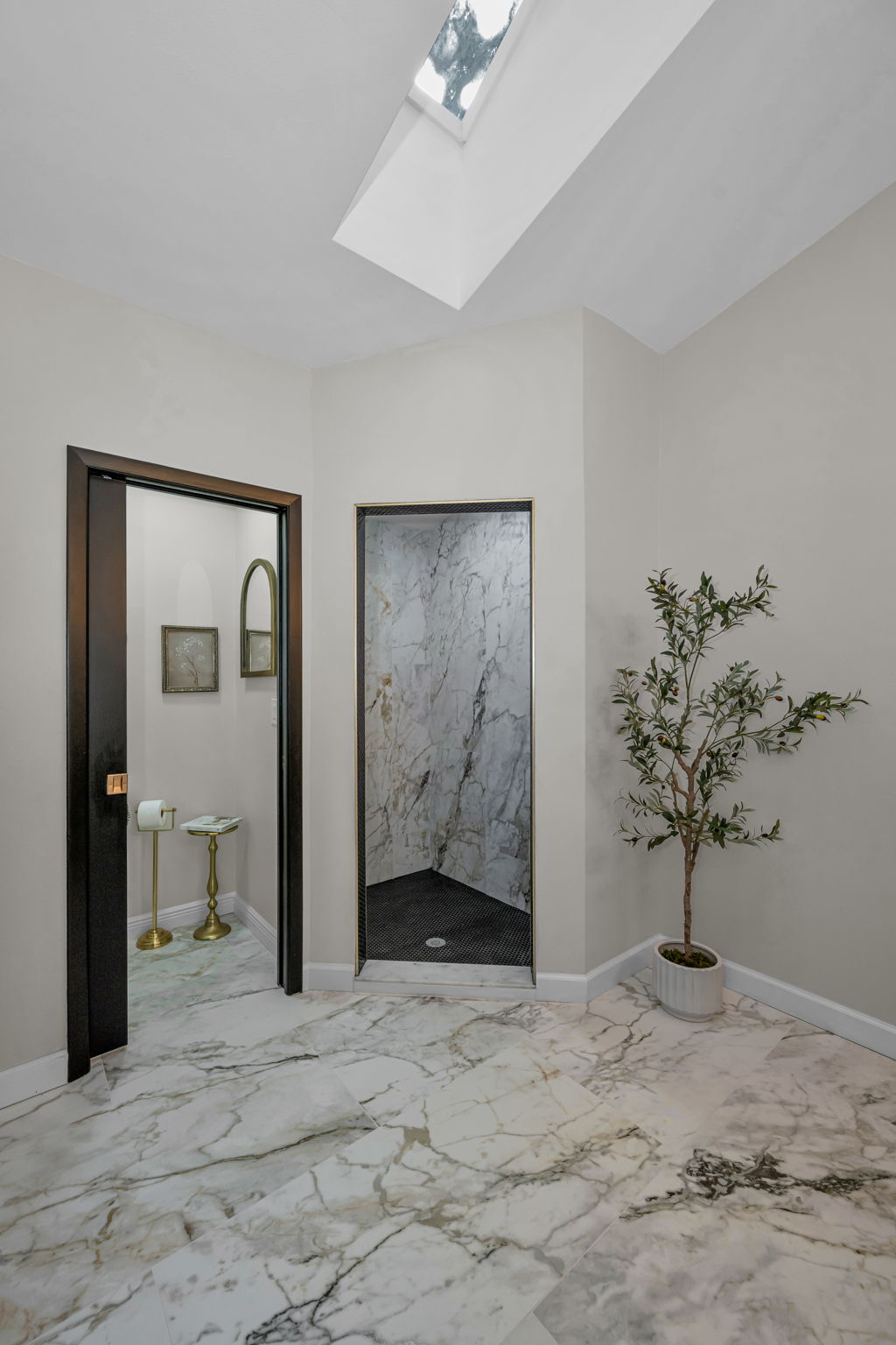 Primary Bathroom 1b