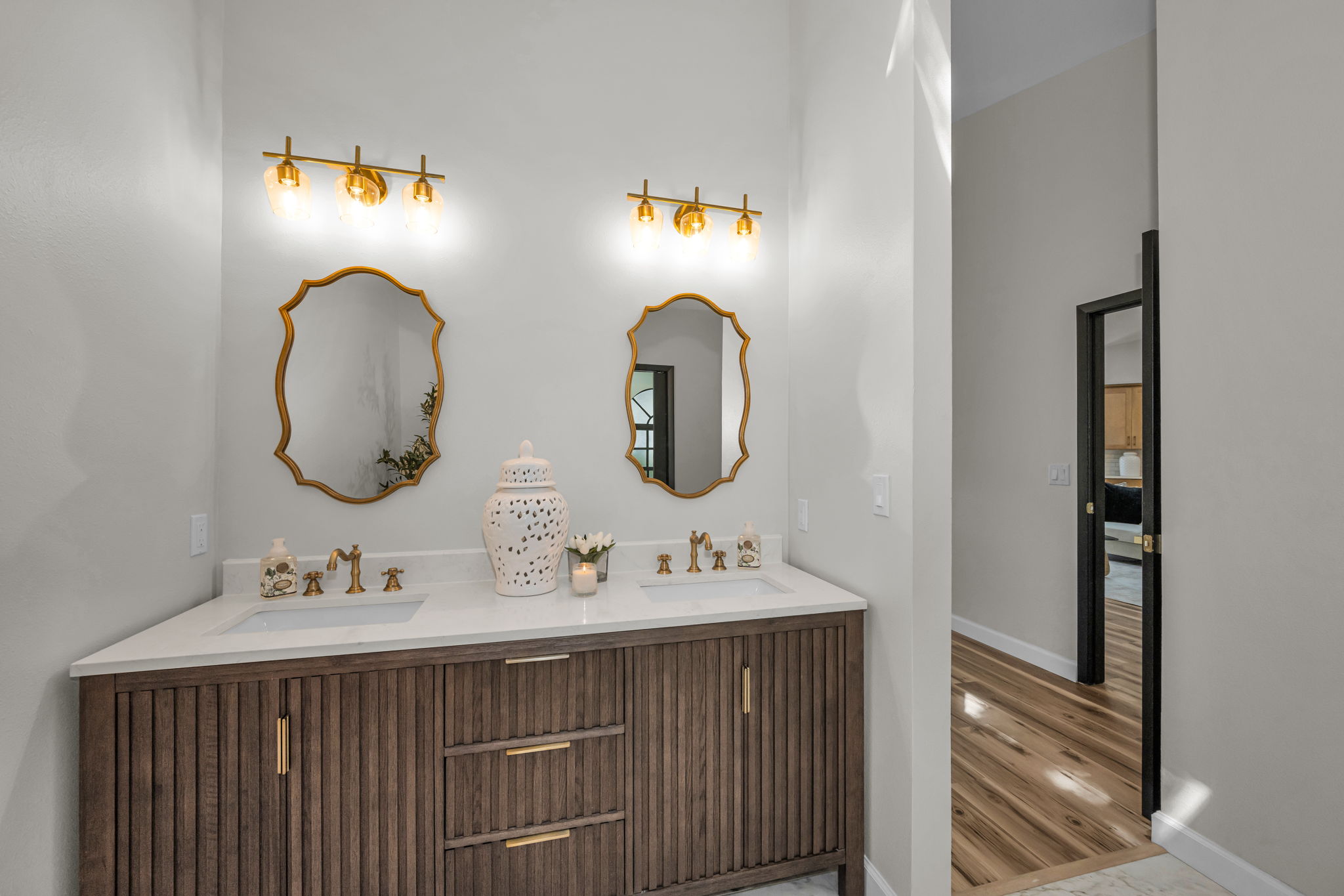 Primary Bathroom 1c