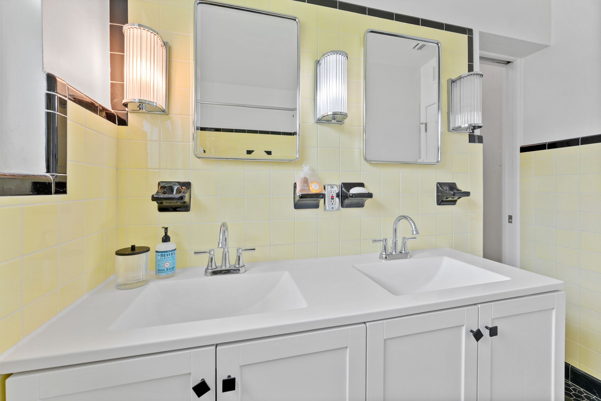  Photo 24