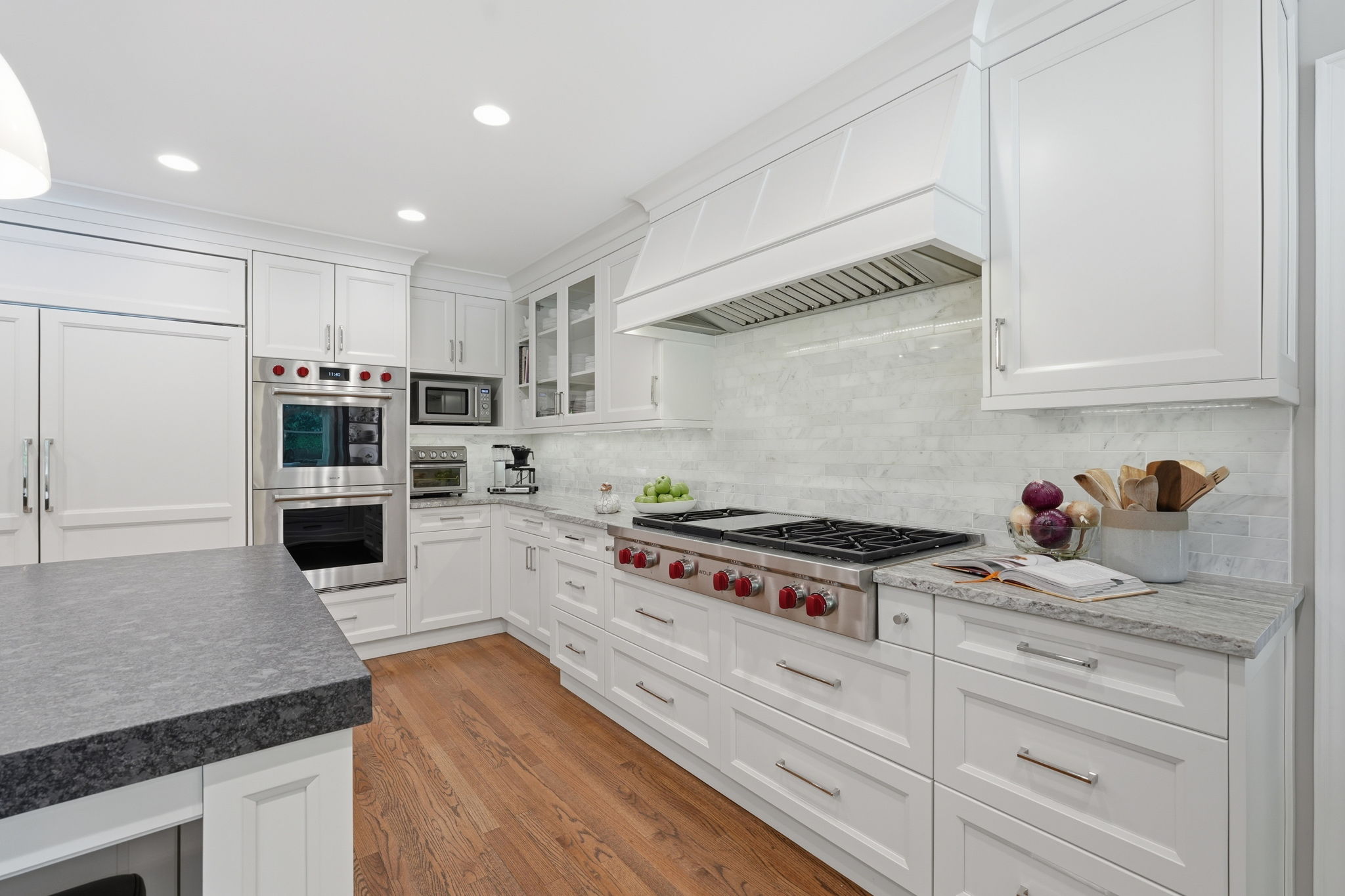 Gourmet Chef's Kitchen with Breakfast Area