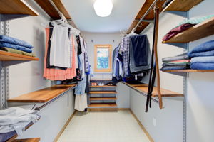 17 Walk-in closet