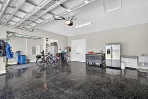 Expansive 680sf Garage with Storage Closet!
