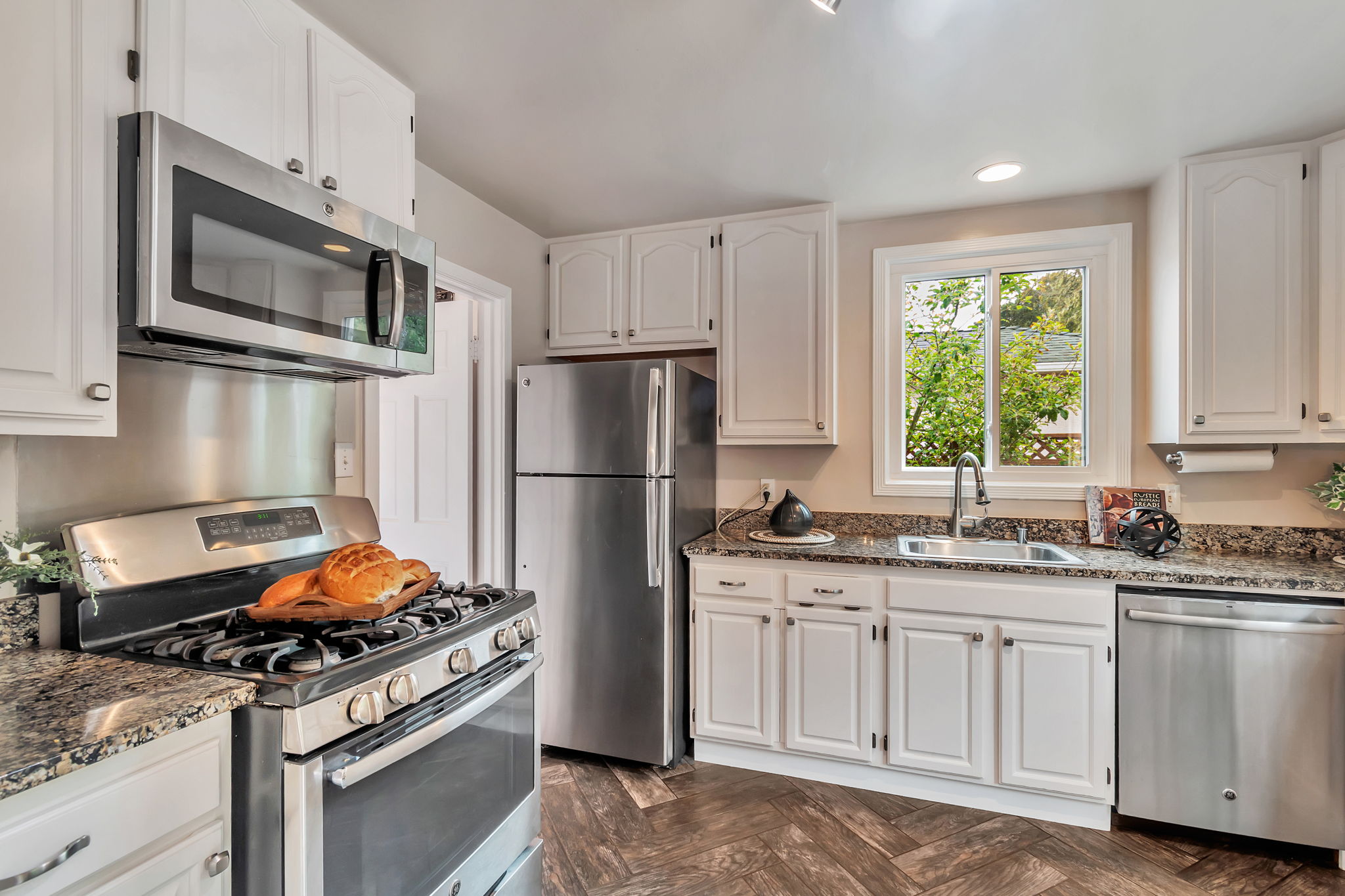 011_803 Thornhill Dr