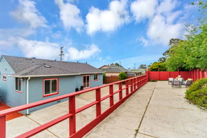 042_803 Thornhill Dr