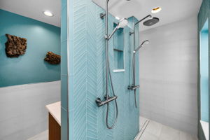 Primary Bathroom1e