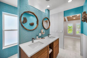 Primary Bathroom10b