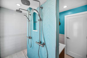 Primary Bathroom10c