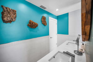 Primary Bathroom10e