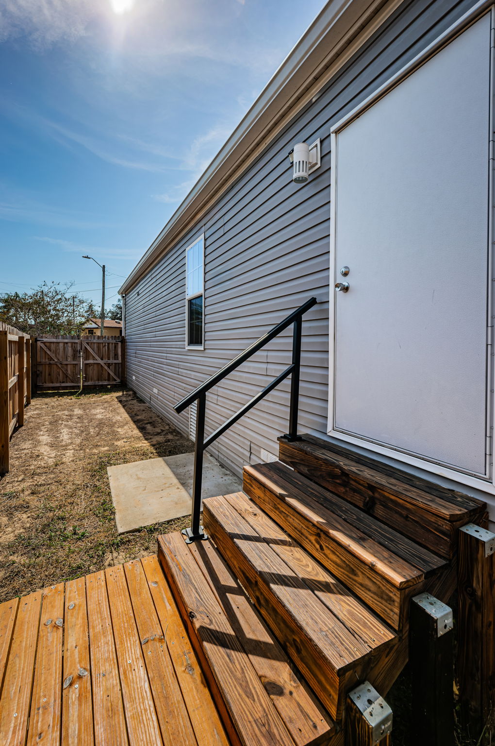 Fenced Sideyard Entry1