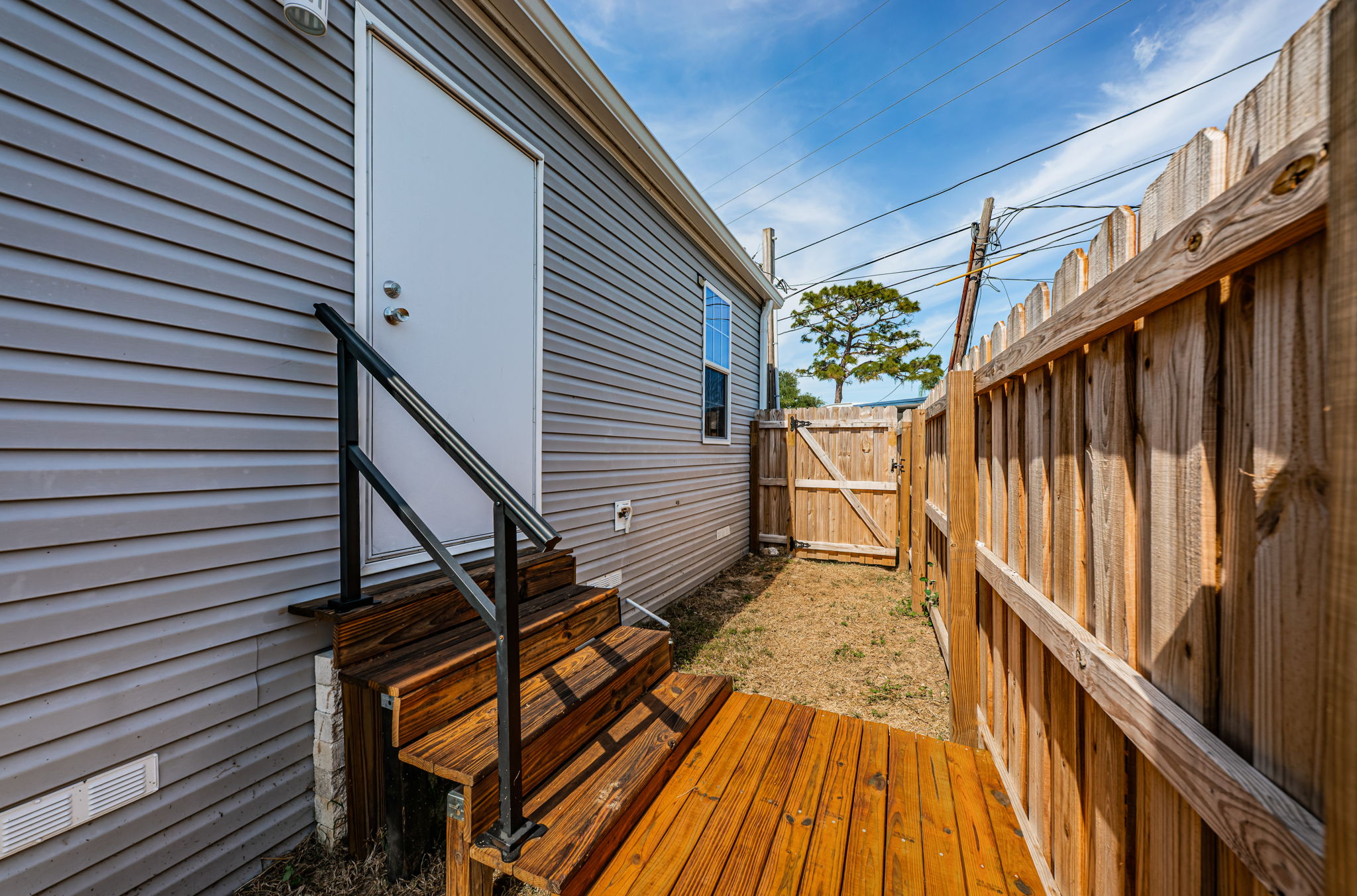 Fenced Sideyard Entry2