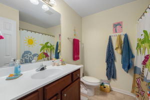 809-B-Ninth-Ave-TL-Hall-Bath