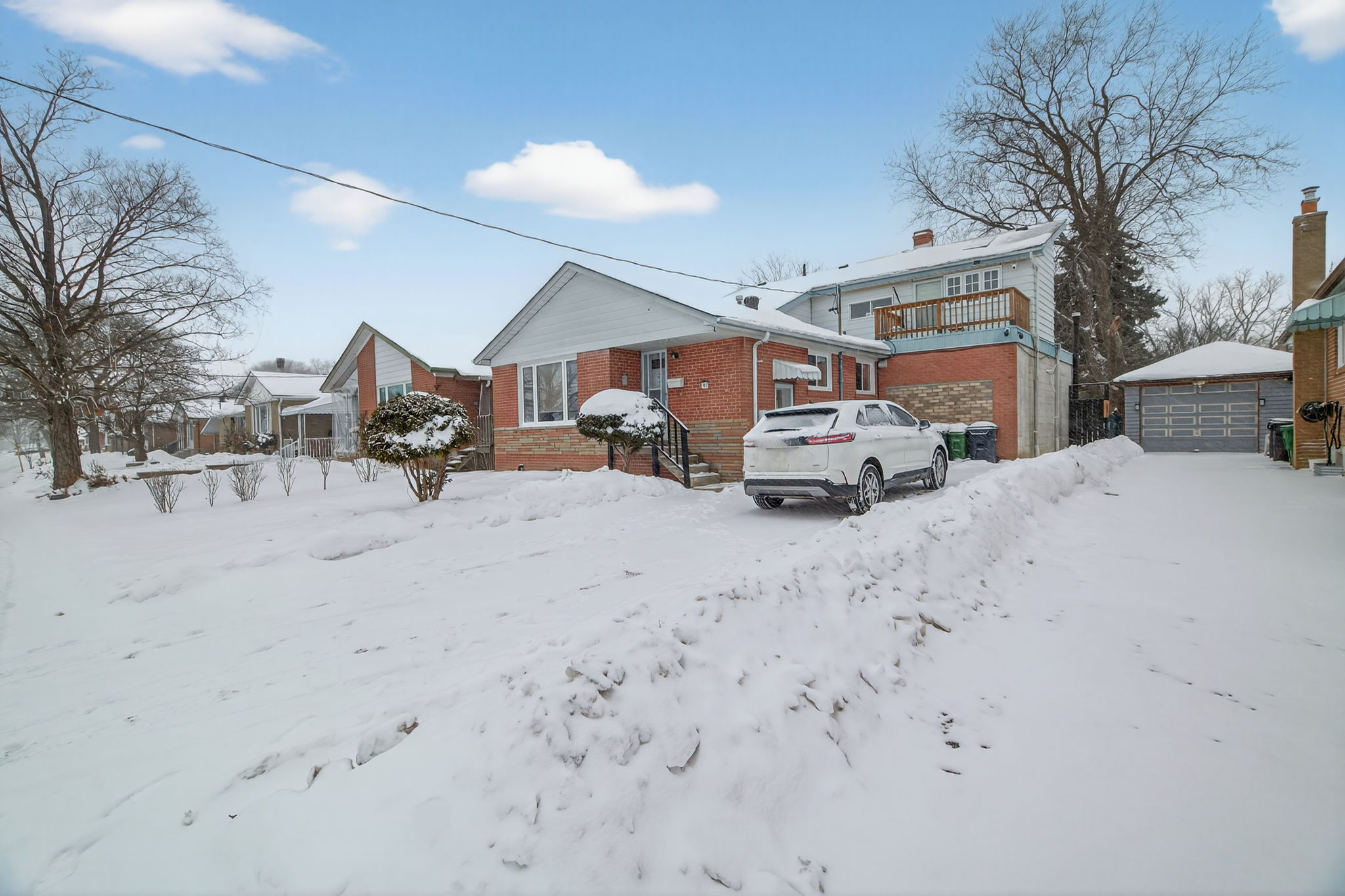 81 Taysham Crescent Toronto, ON M9V 1X1
