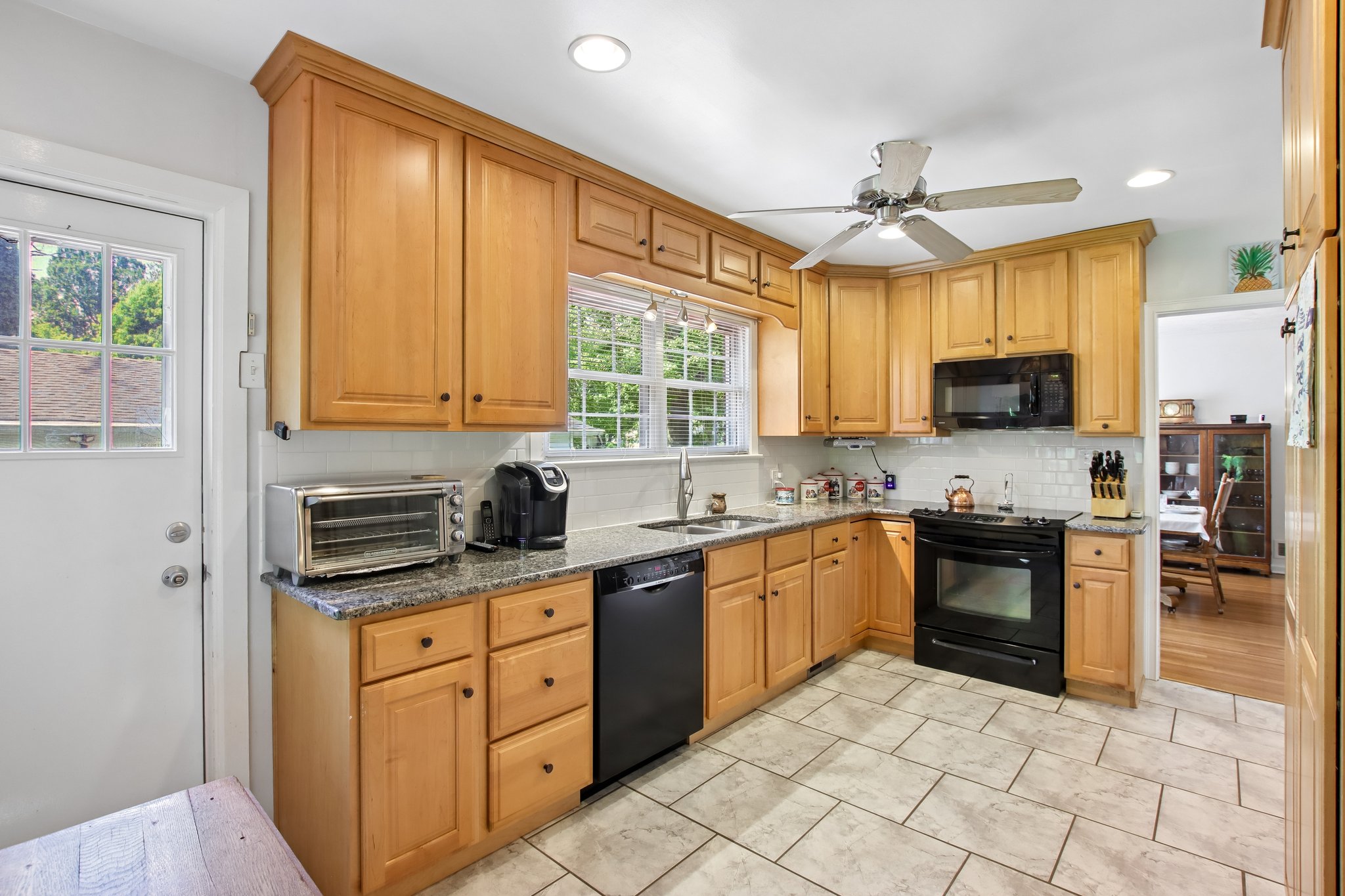 E 10th St-S1805-013.jpg