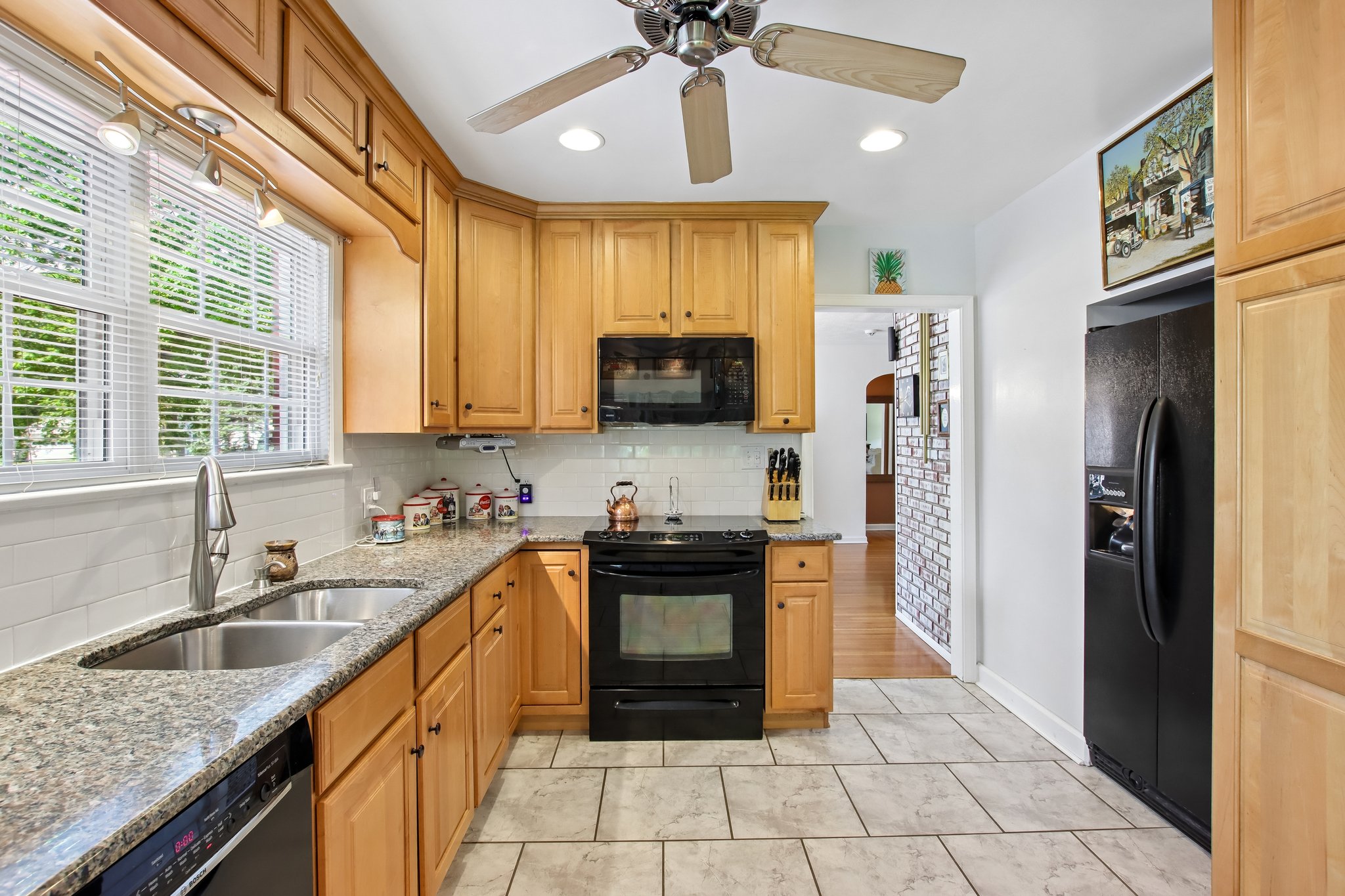 E 10th St-S1805-016.jpg