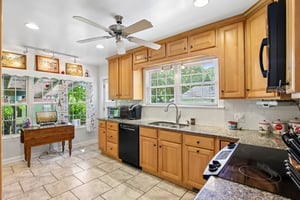 E 10th St-S1805-012.jpg