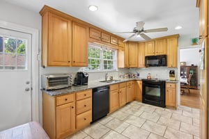 E 10th St-S1805-013.jpg