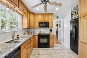 E 10th St-S1805-016.jpg