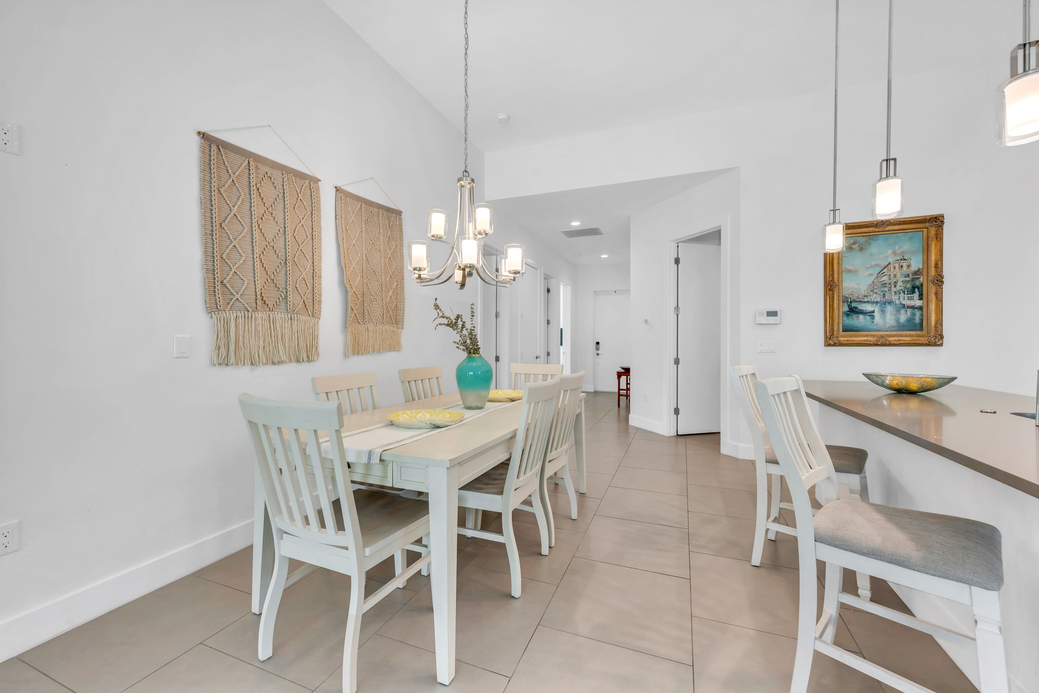 Dining - Breakfast bar - Foyer