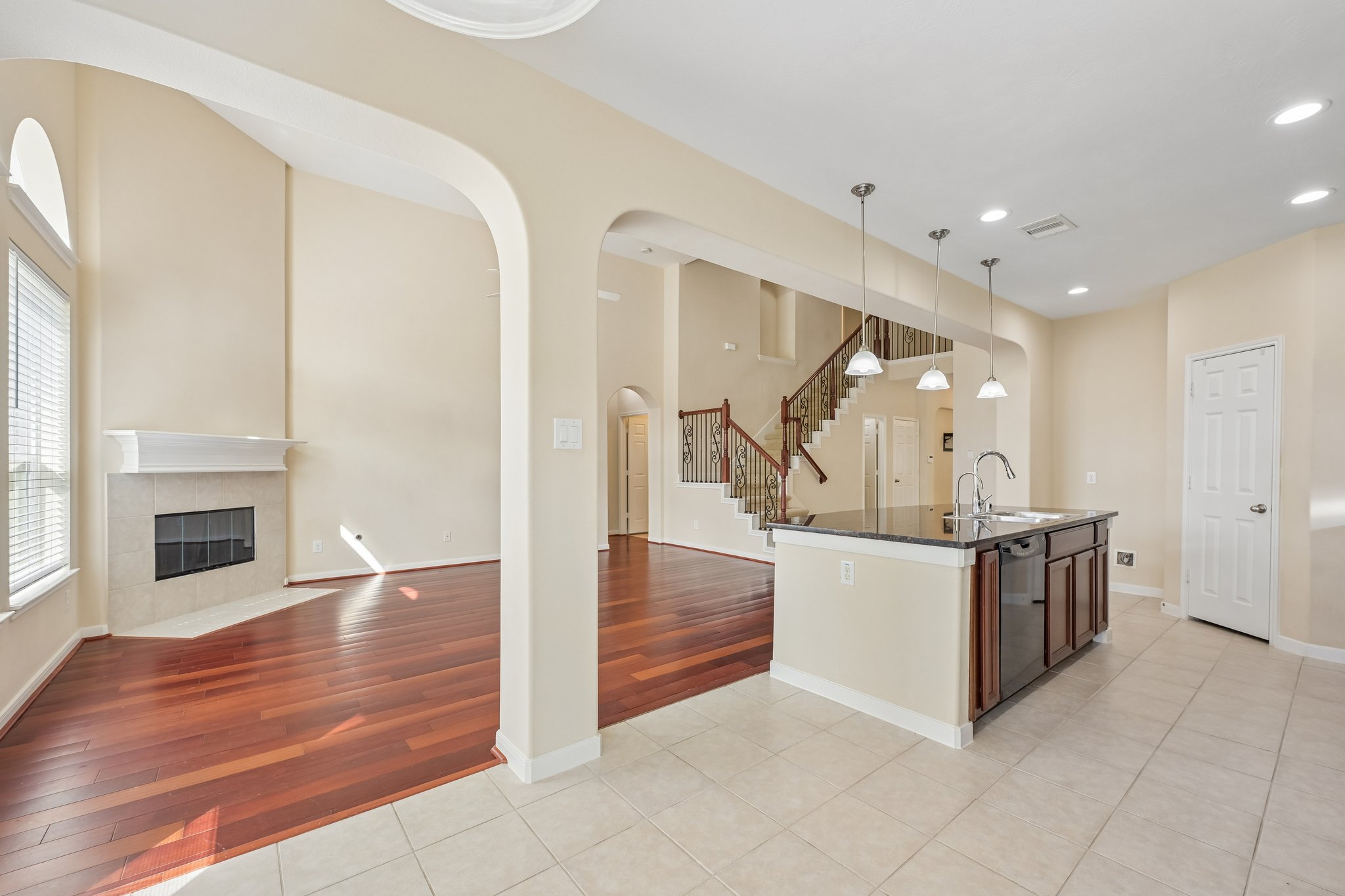 Arlington Pointe Dr-S1308-014.jpg