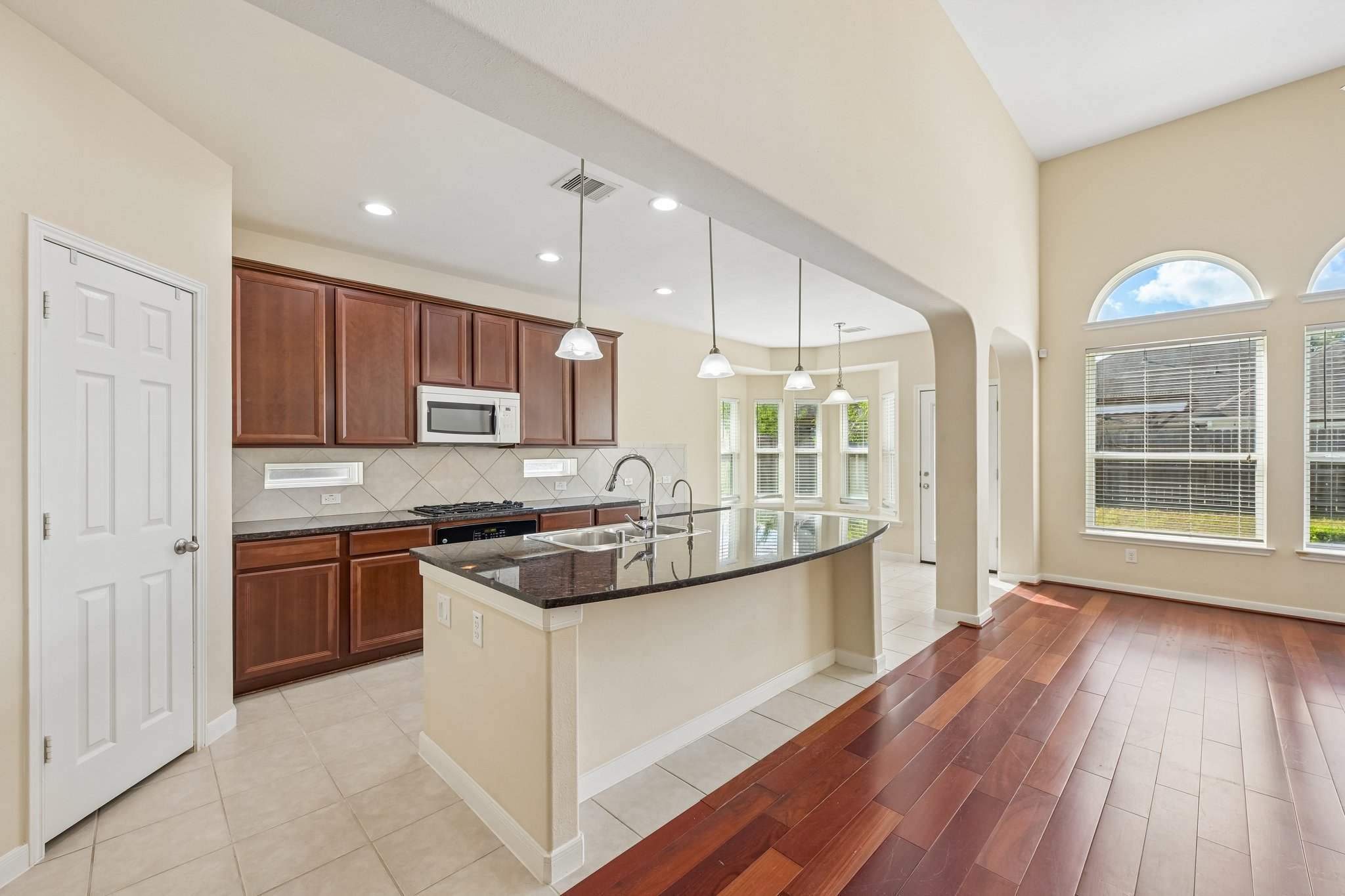 Arlington Pointe Dr-S1308-015.jpg