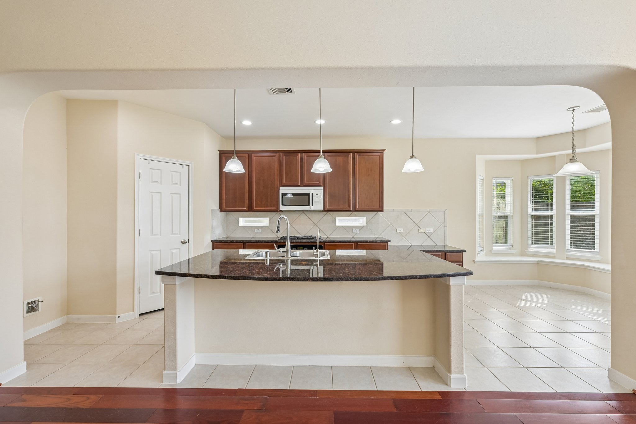 Arlington Pointe Dr-S1308-016.jpg