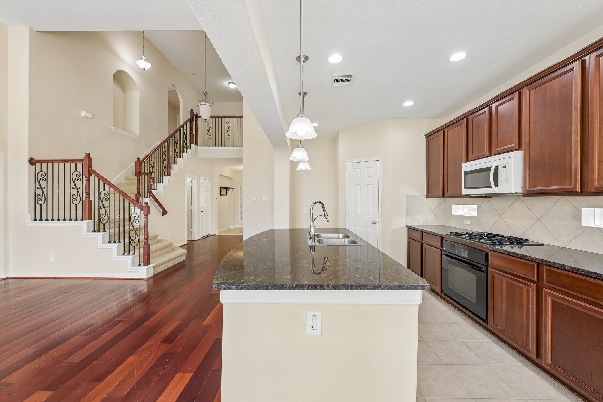 Arlington Pointe Dr-S1308-018.jpg