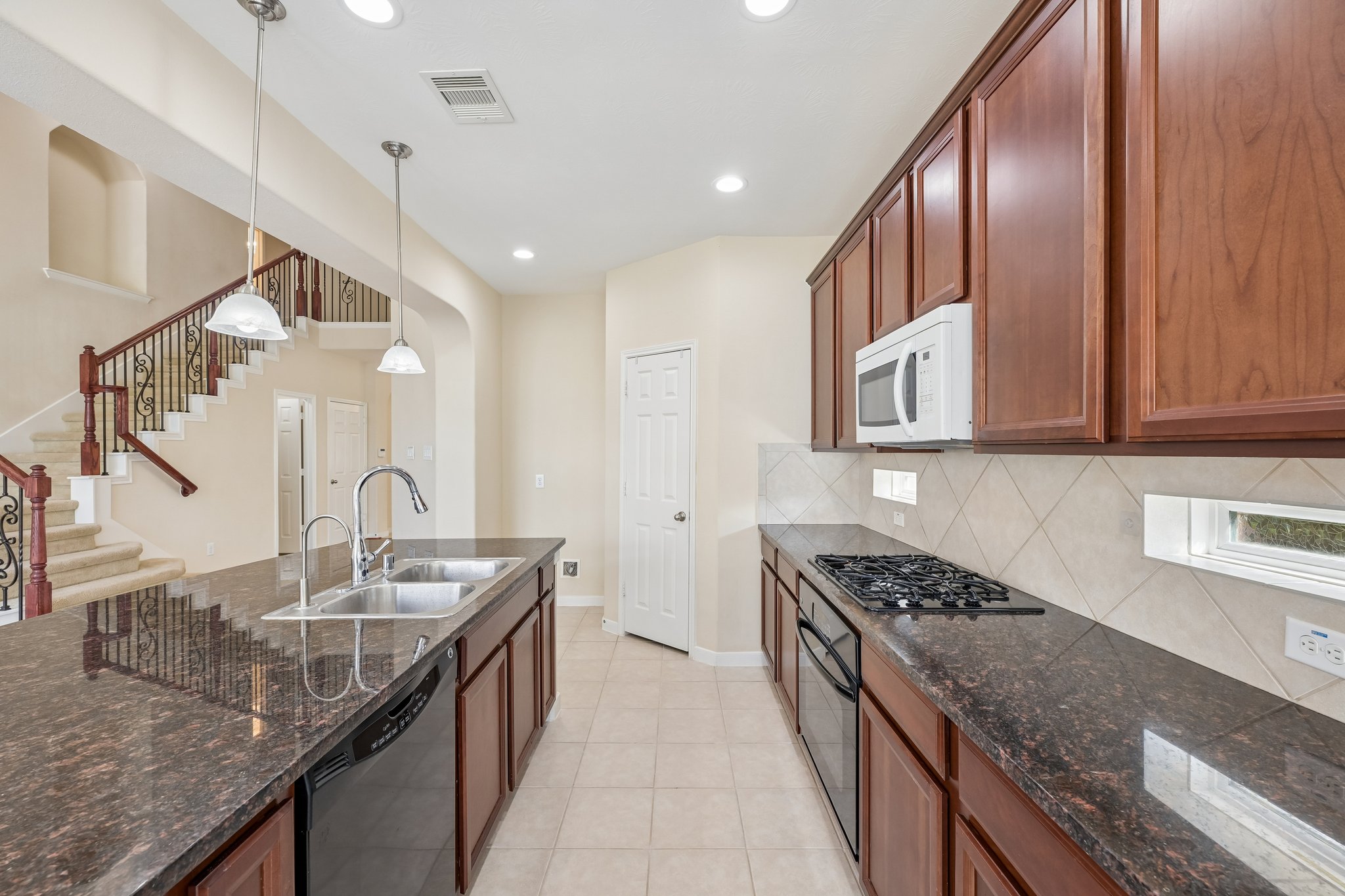 Arlington Pointe Dr-S1308-020.jpg