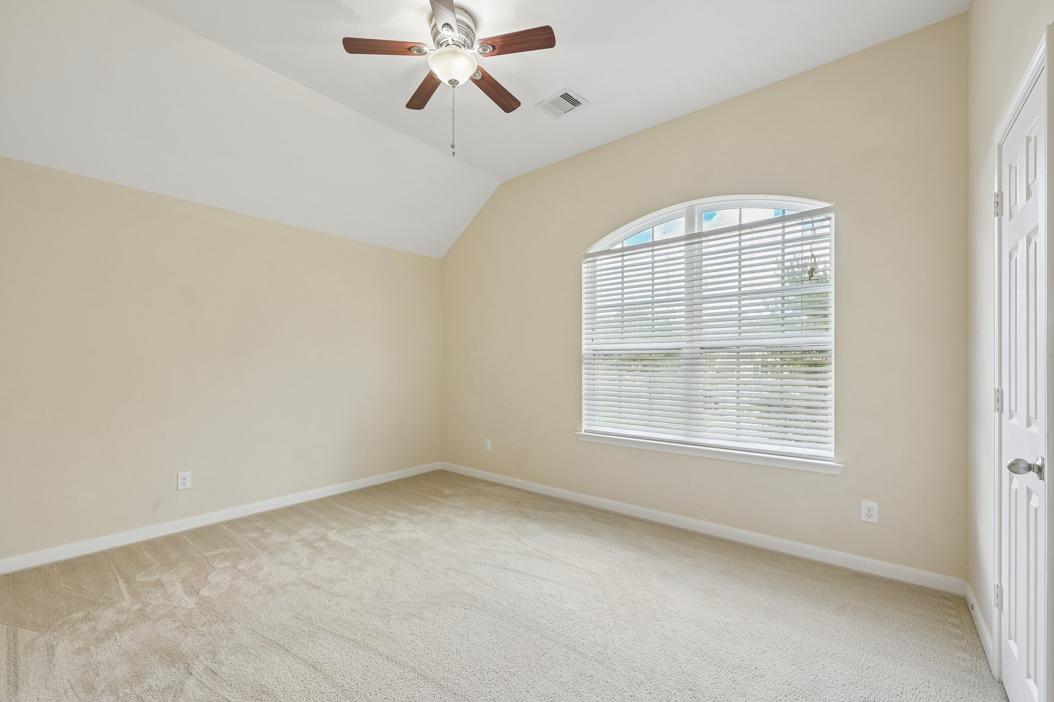 Arlington Pointe Dr-S1308-034.jpg