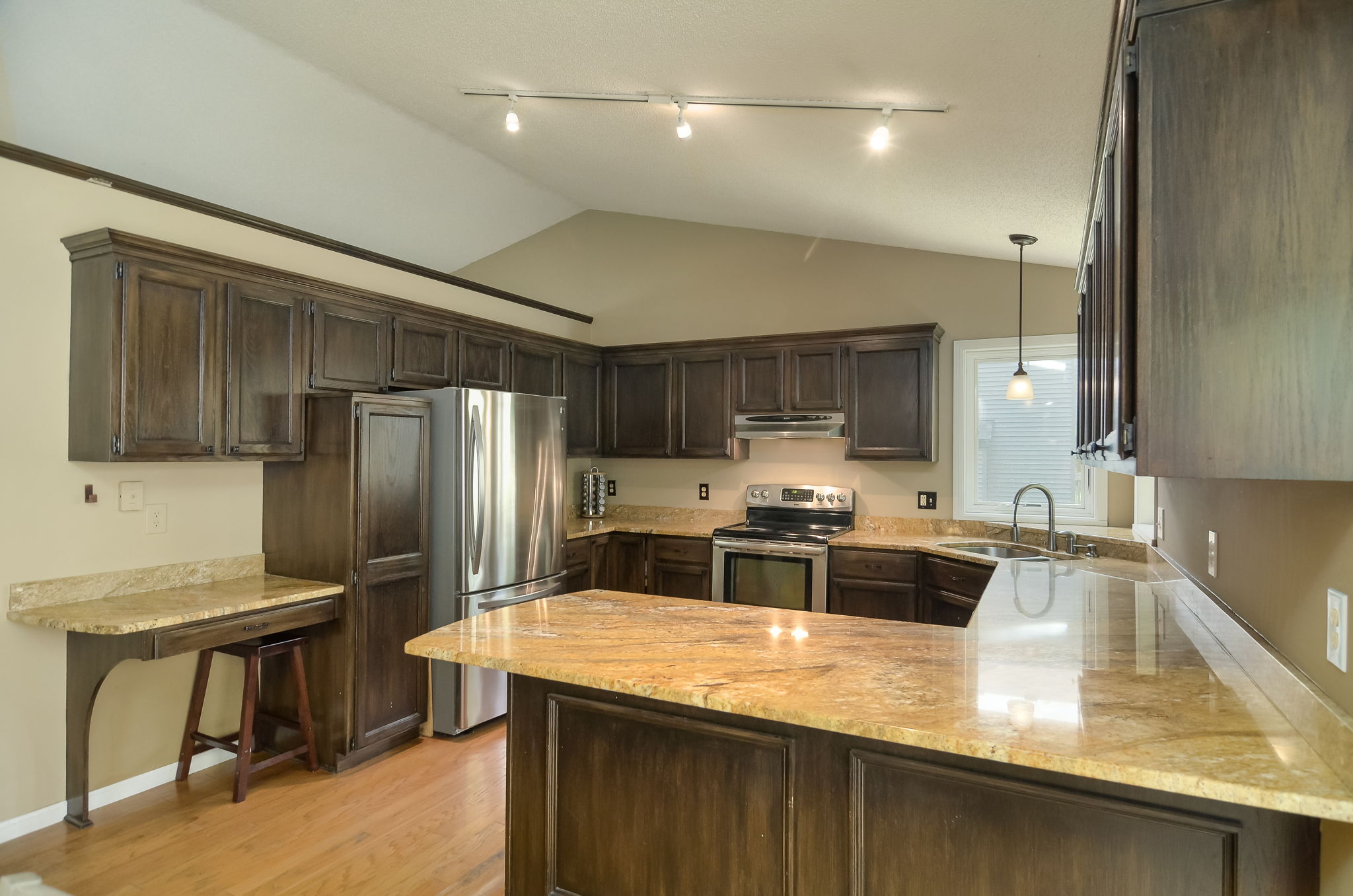 812 Oak Ridge Ct W, Burnsville, MN 55306, USA Photo 16
