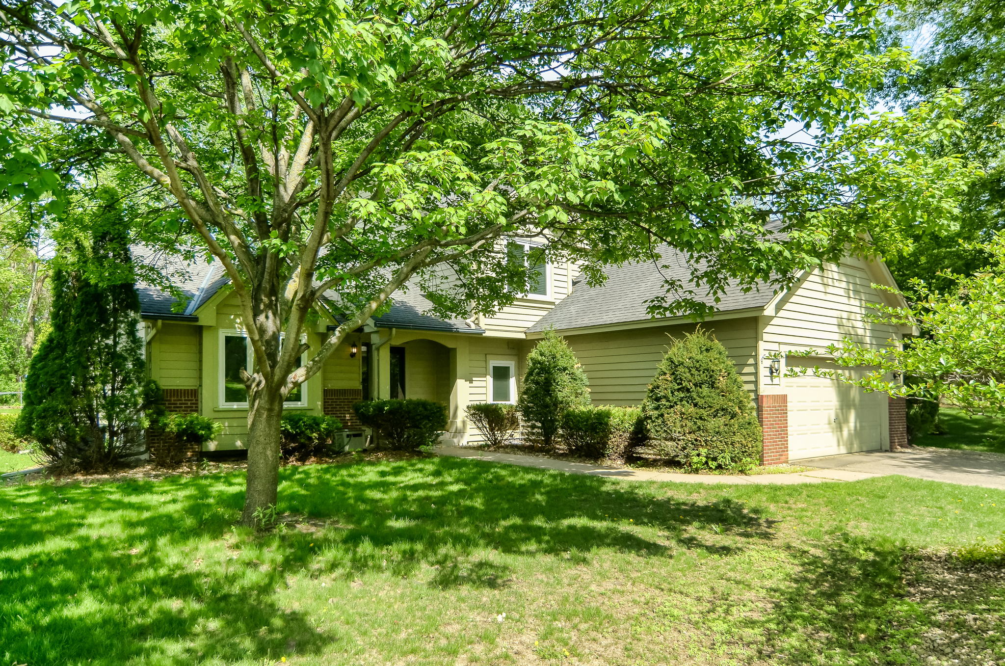 812 Oak Ridge Ct W, Burnsville, MN 55306, USA Photo 2