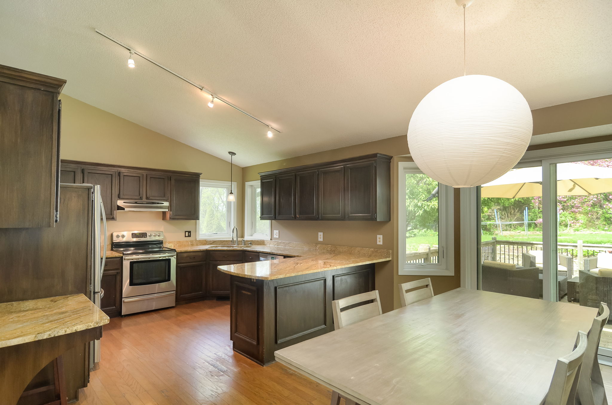 812 Oak Ridge Ct W, Burnsville, MN 55306, USA Photo 12