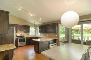 812 Oak Ridge Ct W, Burnsville, MN 55306, USA Photo 11